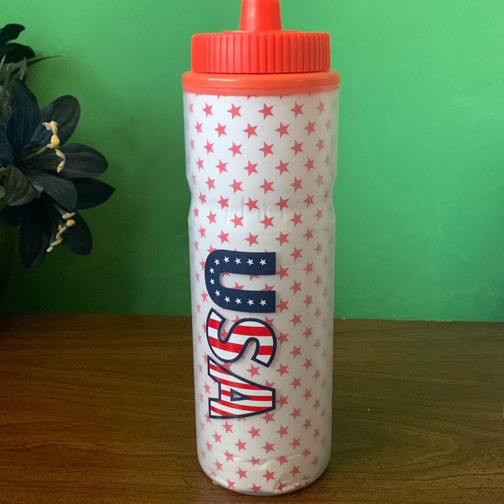 NWOT Crane USA Sport Squeeze Bottle 30oz Red Stars